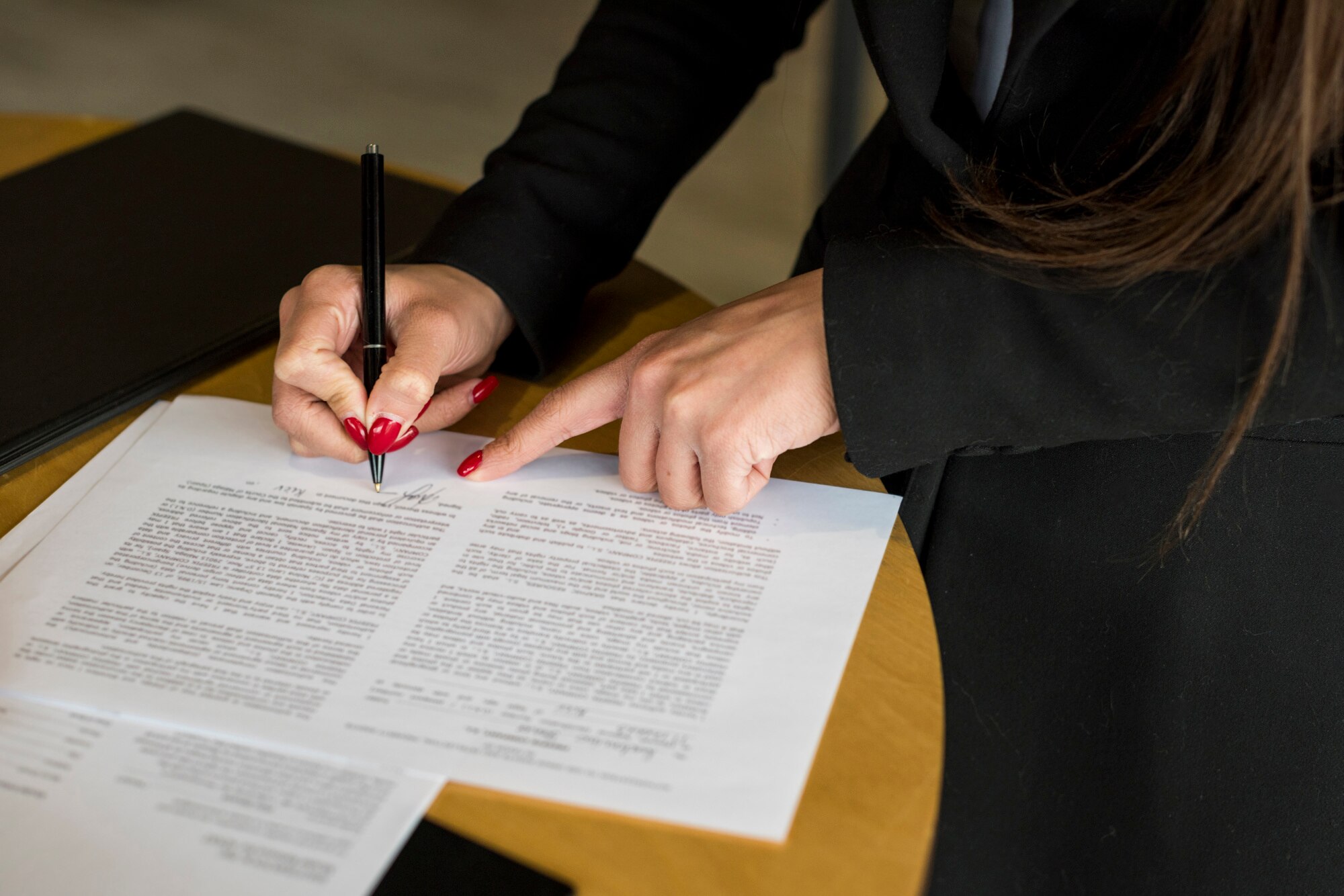 mujer negocios morena escribiendo documento 23 2148142696